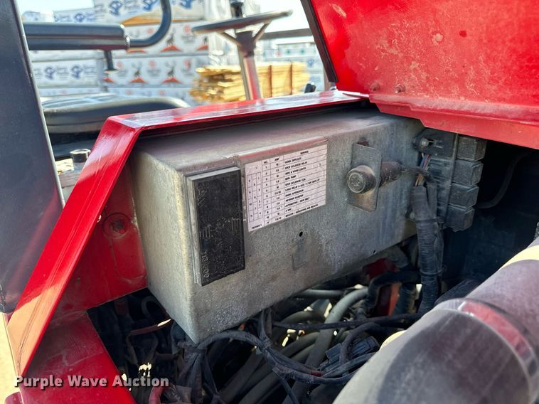 image for item DV1893 2004 Moffett M5500 forklift