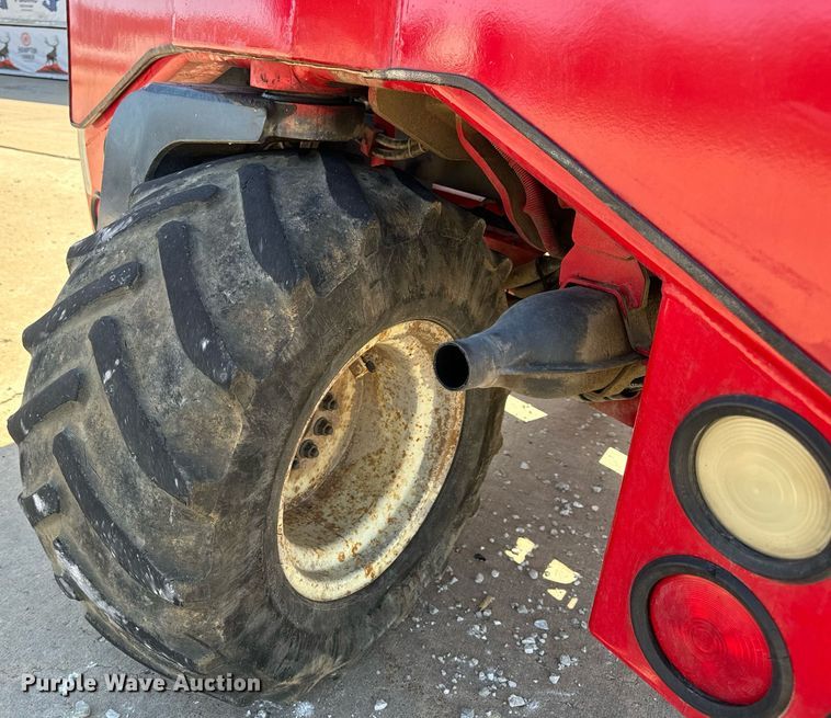 image for item DV1893 2004 Moffett M5500 forklift