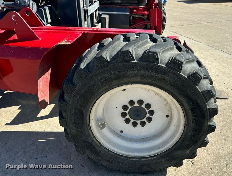 image for item DV1893 2004 Moffett M5500 forklift