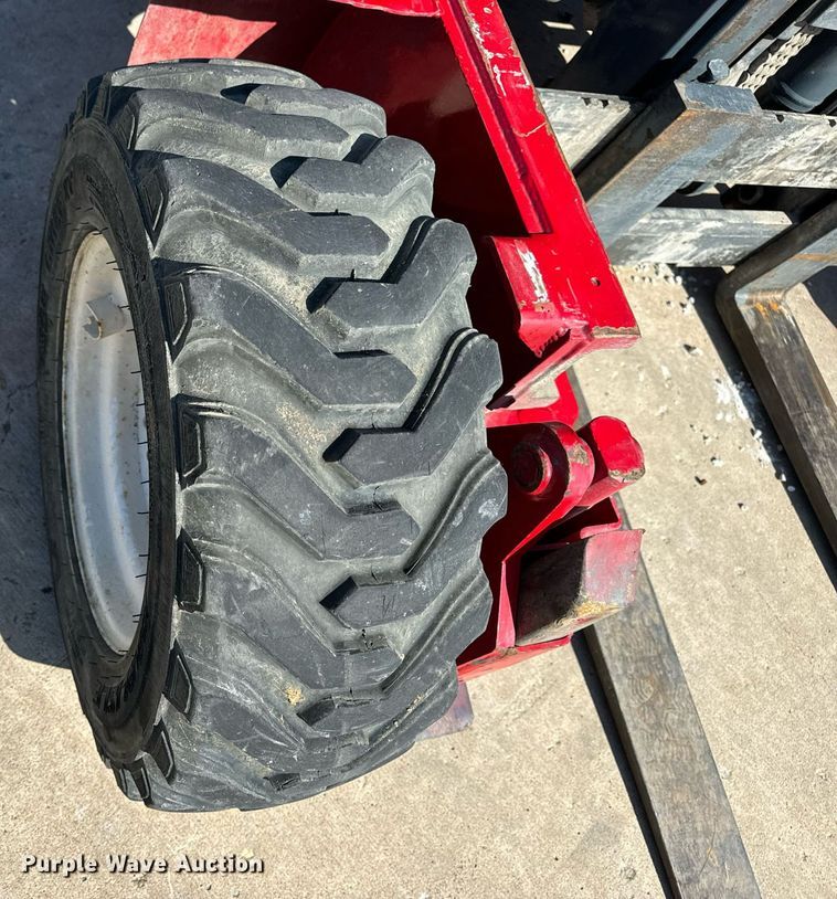 image for item DV1893 2004 Moffett M5500 forklift