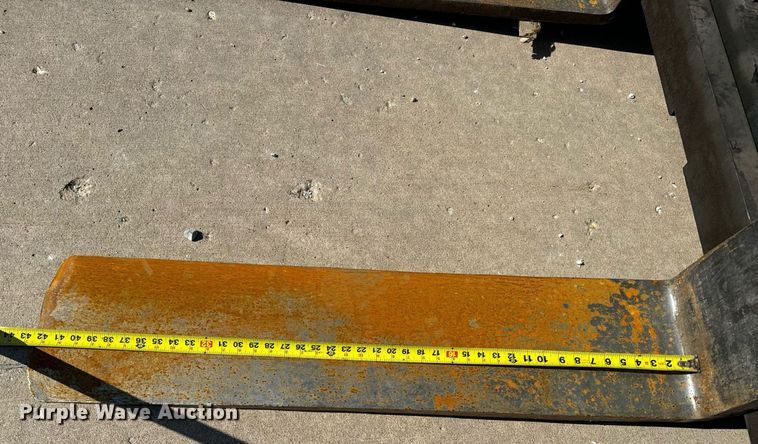 image for item DV1894 Clark C40D forklift