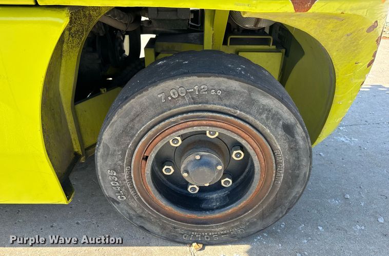 image for item DV1894 Clark C40D forklift