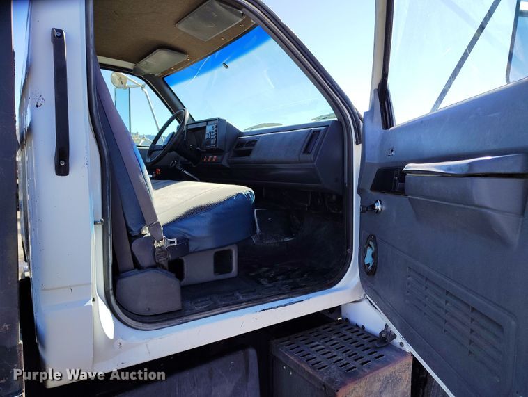 image for item DV6713 1995 Chevrolet Kodiak C5500 flatbed truck