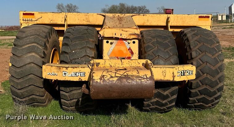 image for item DW8644 2014 John Deere 2112E scraper