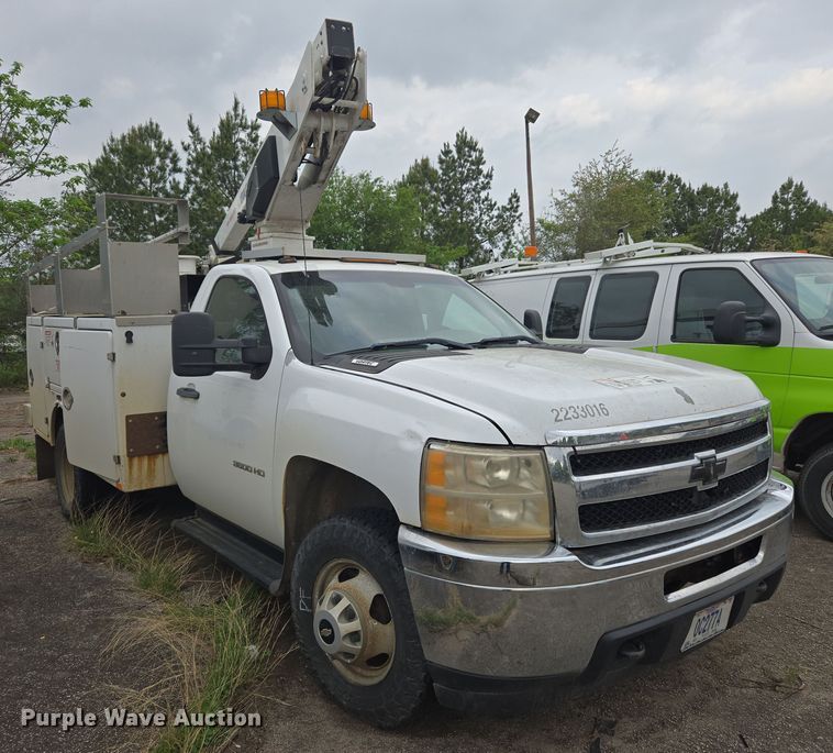 image for item DW8680 2013 Chevrolet Silverado 3500HD bucket truck