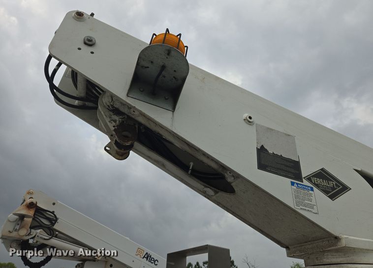 image for item DW8680 2013 Chevrolet Silverado 3500HD bucket truck