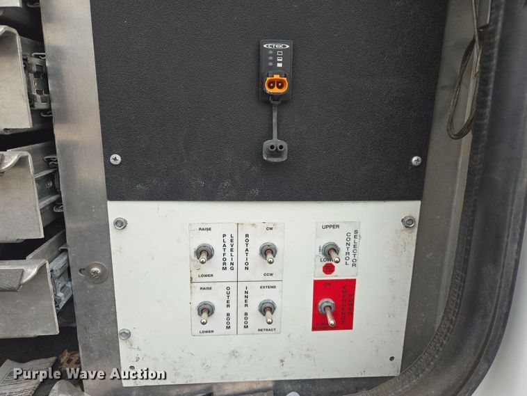 image for item DW8680 2013 Chevrolet Silverado 3500HD bucket truck