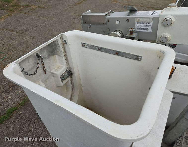 image for item DW8680 2013 Chevrolet Silverado 3500HD bucket truck