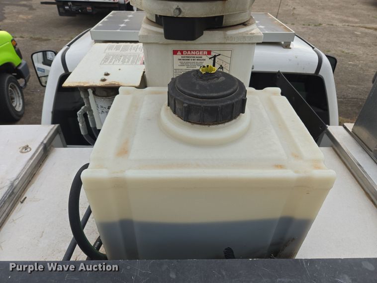 image for item DW8680 2013 Chevrolet Silverado 3500HD bucket truck