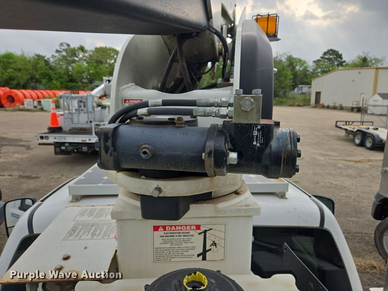 image for item DW8680 2013 Chevrolet Silverado 3500HD bucket truck