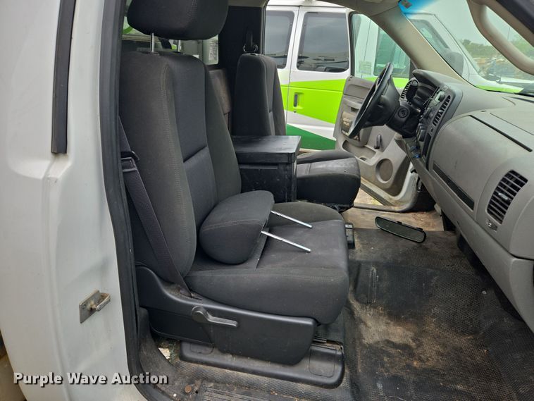 image for item DW8680 2013 Chevrolet Silverado 3500HD bucket truck