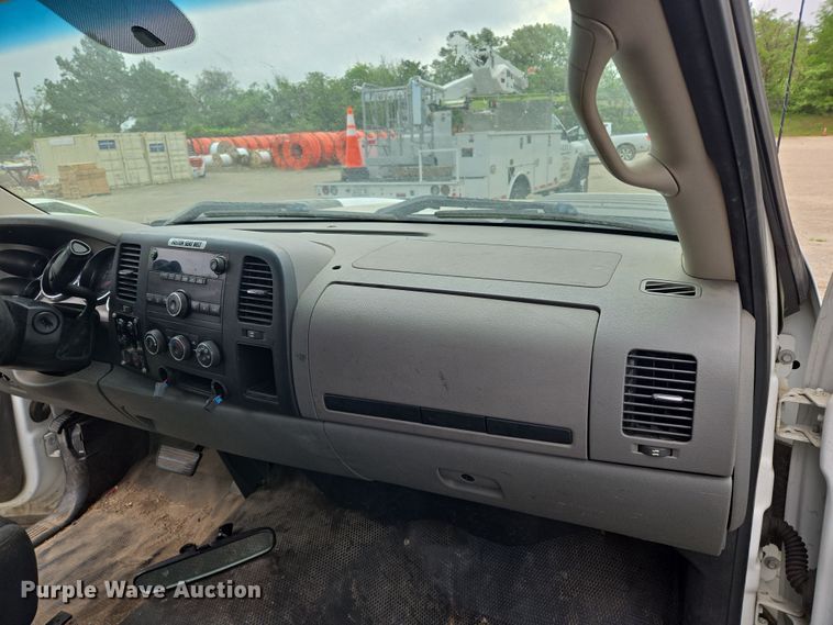 image for item DW8680 2013 Chevrolet Silverado 3500HD bucket truck