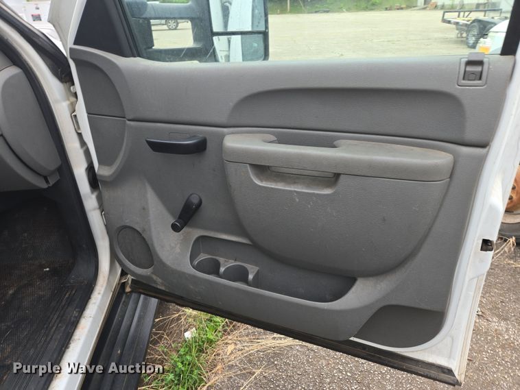 image for item DW8680 2013 Chevrolet Silverado 3500HD bucket truck