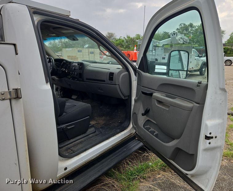 image for item DW8680 2013 Chevrolet Silverado 3500HD bucket truck