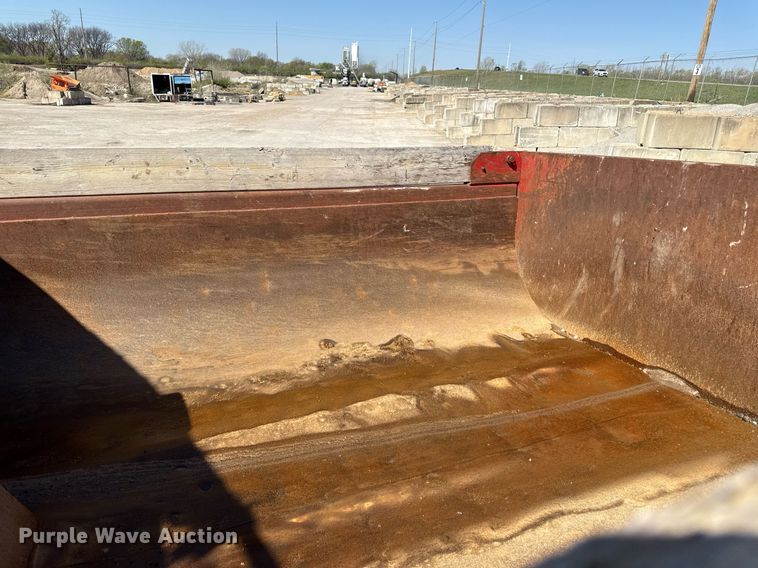 image for item DY7991 2004 Ford F650 dump truck