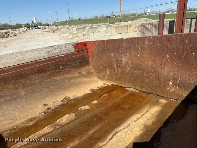 image for item DY7991 2004 Ford F650 dump truck