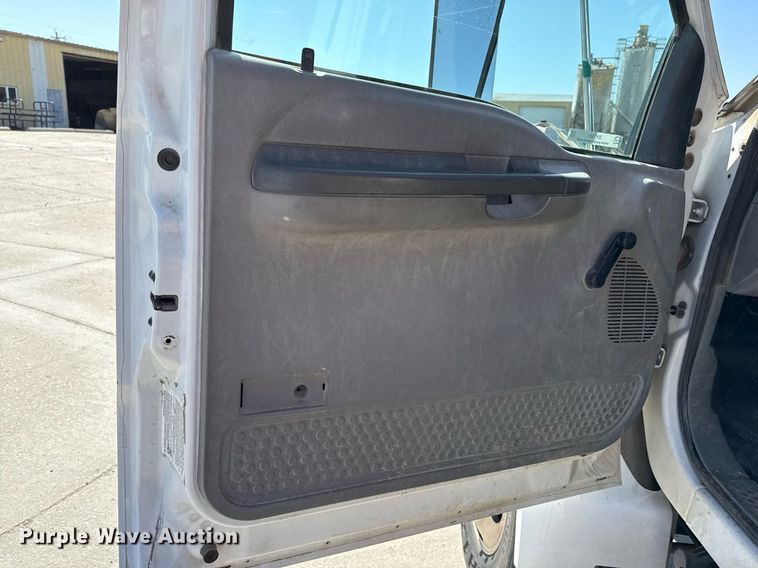 image for item DY7991 2004 Ford F650 dump truck