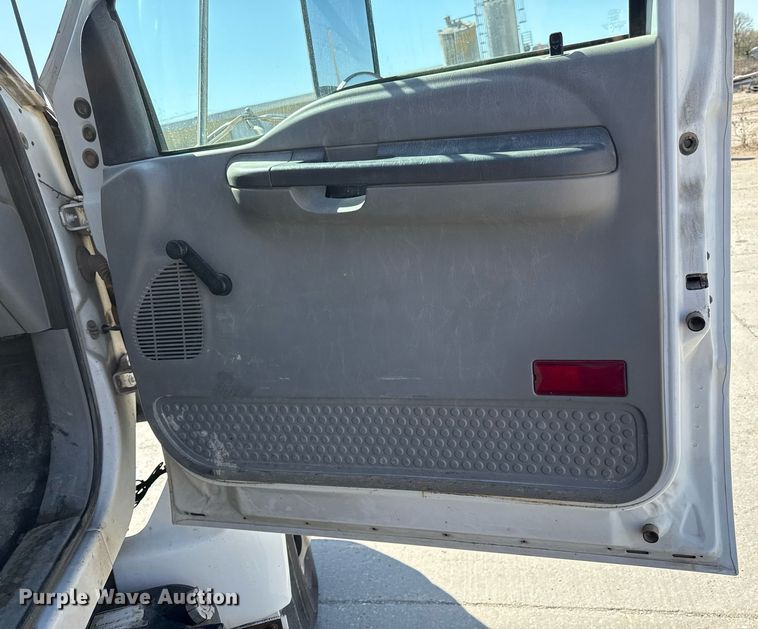 image for item DY7991 2004 Ford F650 dump truck