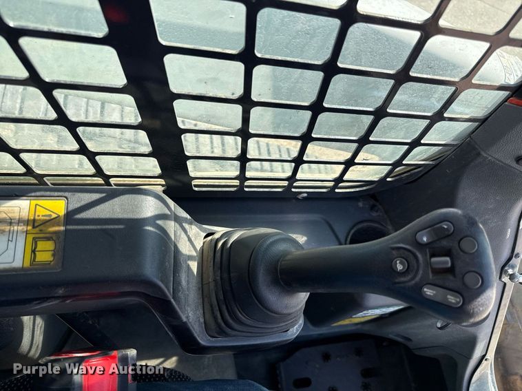 image for item DY7992 2021 Bobcat T76 r series tracked skid steer loader