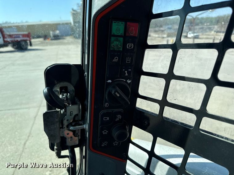 image for item DY7992 2021 Bobcat T76 r series tracked skid steer loader