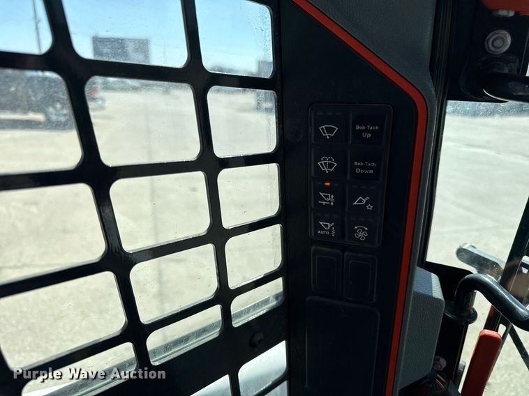 image for item DY7992 2021 Bobcat T76 r series tracked skid steer loader