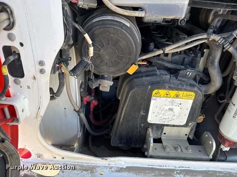 image for item DY7992 2021 Bobcat T76 r series tracked skid steer loader