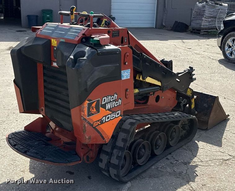 image for item DY7997 2017 Ditch Witch SK1050 compact utility loader