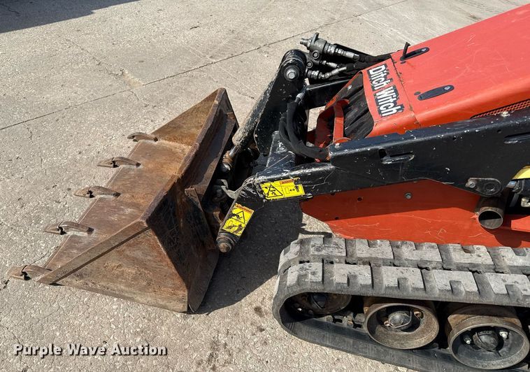 image for item DY7997 2017 Ditch Witch SK1050 compact utility loader