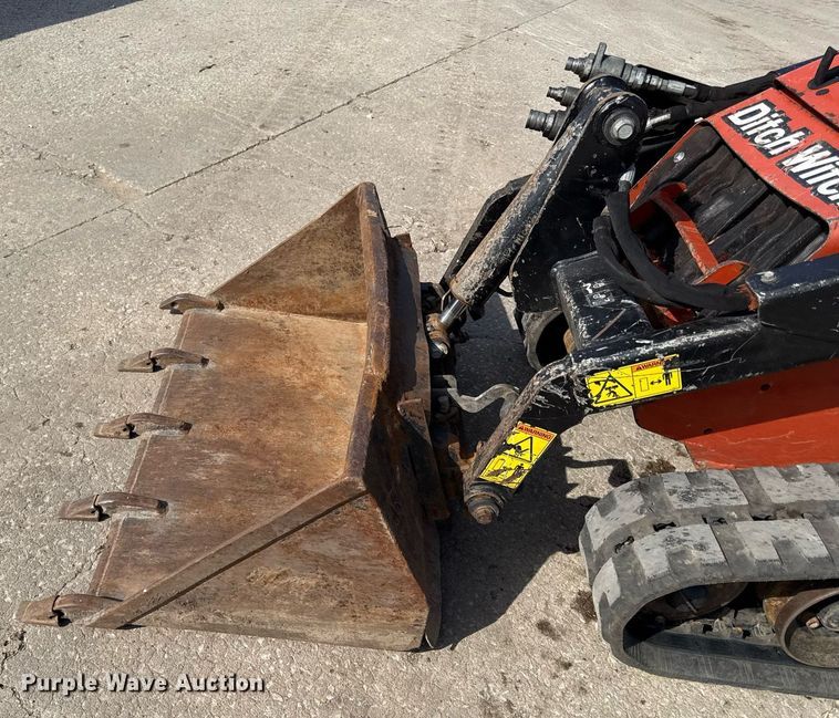 image for item DY7997 2017 Ditch Witch SK1050 compact utility loader