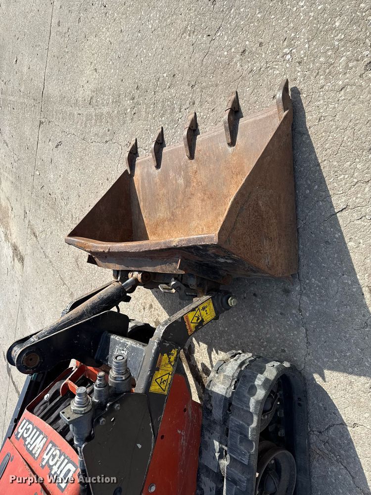image for item DY7997 2017 Ditch Witch SK1050 compact utility loader