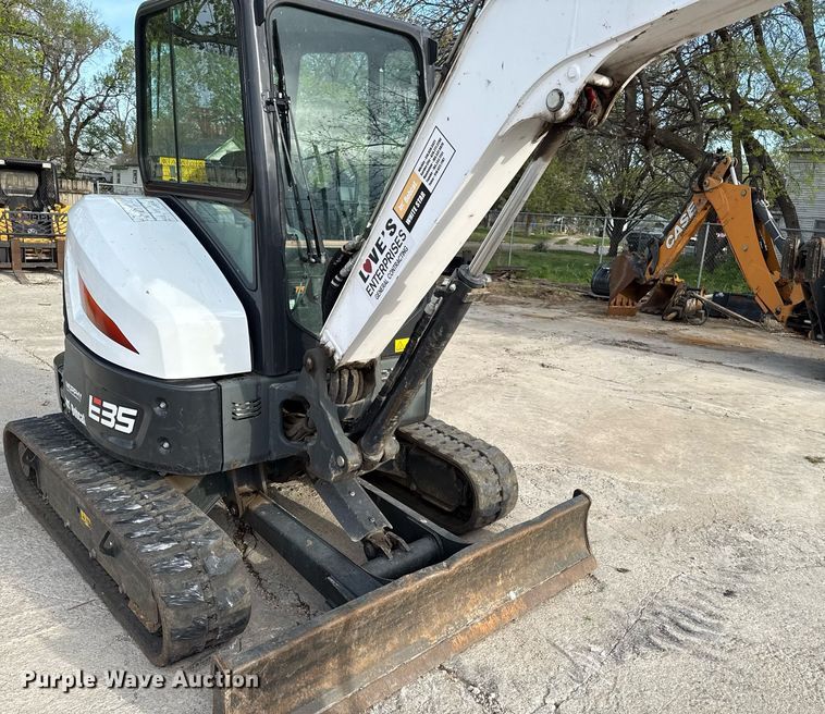 image for item DY8005 2021 Bobcat E35i mini excavator