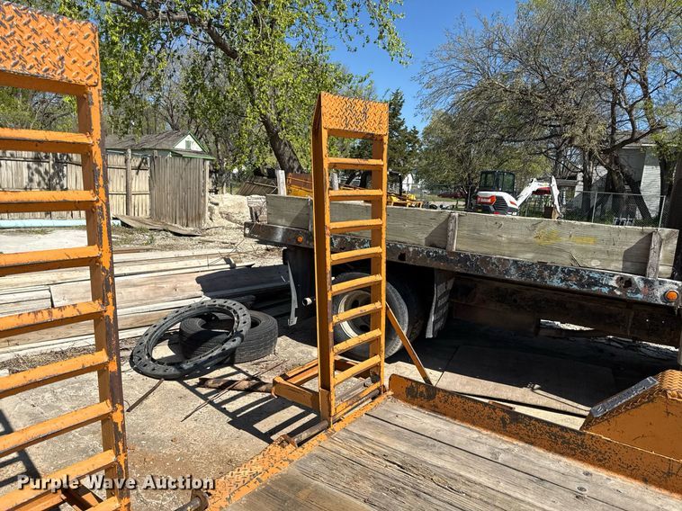 image for item DY8010 2002 Econoline LP016FE equipment trailer