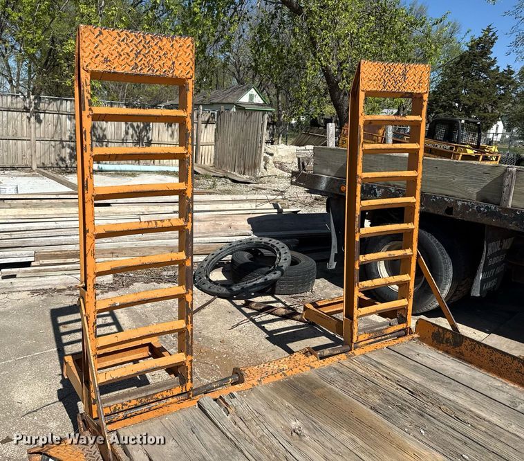 image for item DY8010 2002 Econoline LP016FE equipment trailer