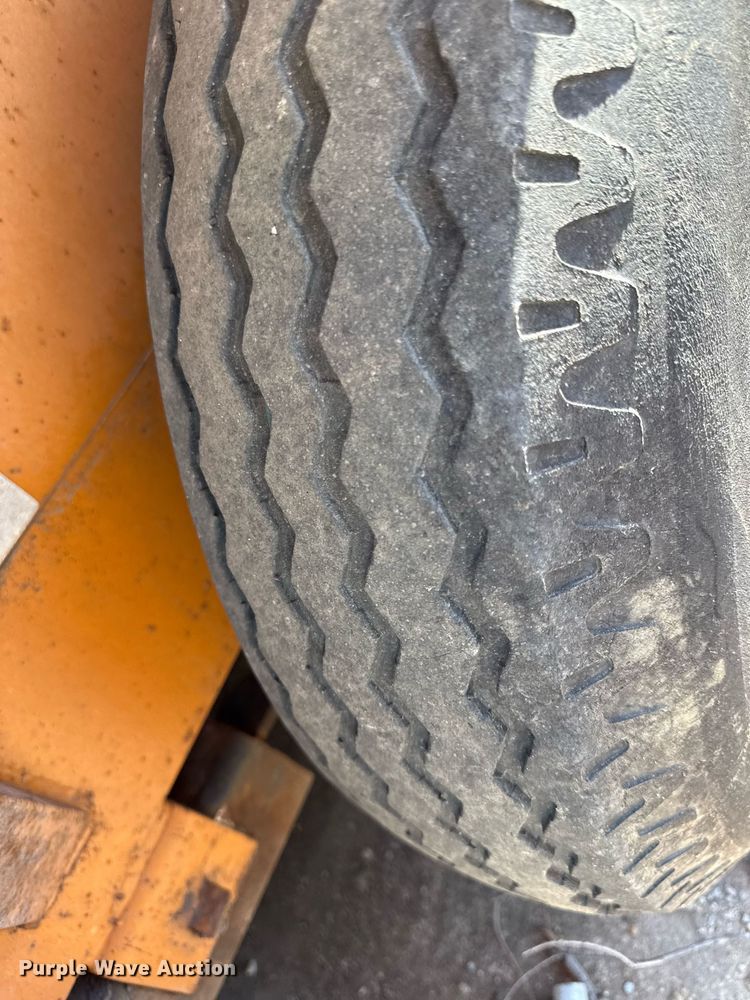 image for item DY8010 2002 Econoline LP016FE equipment trailer