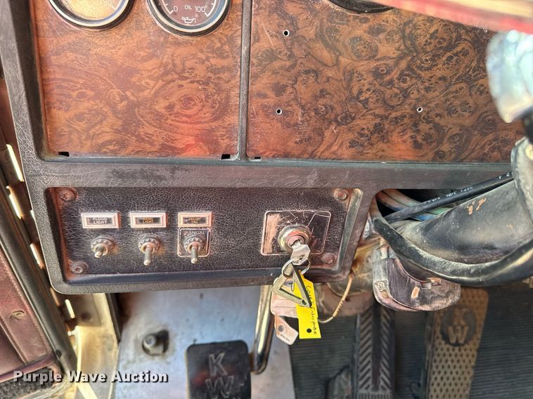 image for item DY8011 1987 Kenworth T600 dump truck