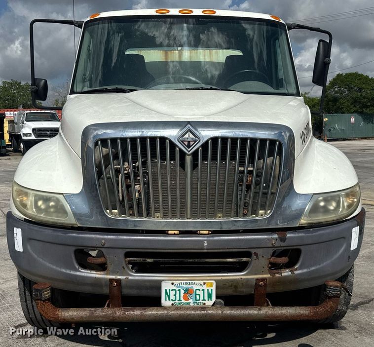 image for item EC3521 2006 International 4200 water truck