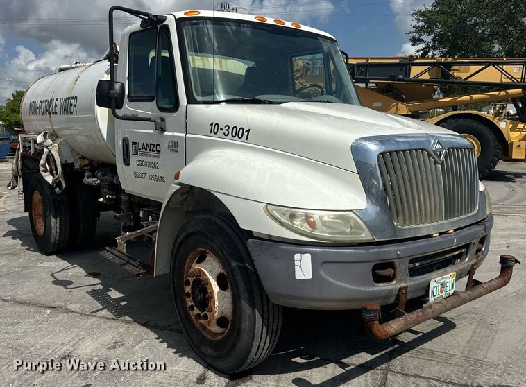 image for item EC3521 2006 International 4200 water truck