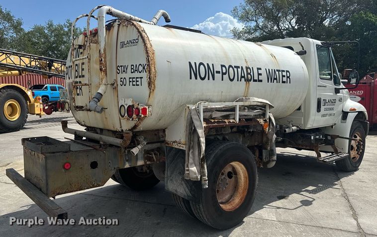 image for item EC3521 2006 International 4200 water truck