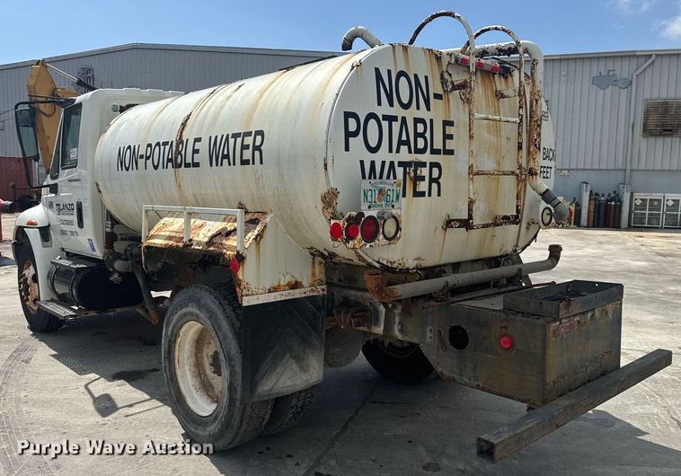 image for item EC3521 2006 International 4200 water truck