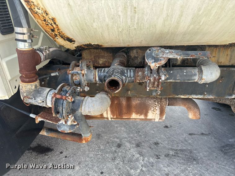 image for item EC3521 2006 International 4200 water truck