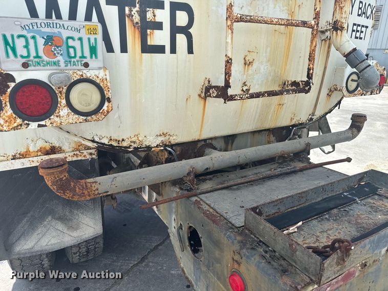 image for item EC3521 2006 International 4200 water truck