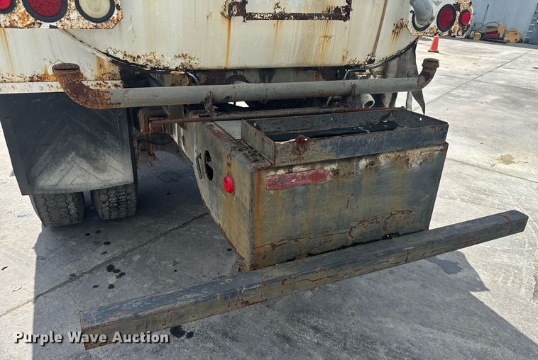 image for item EC3521 2006 International 4200 water truck