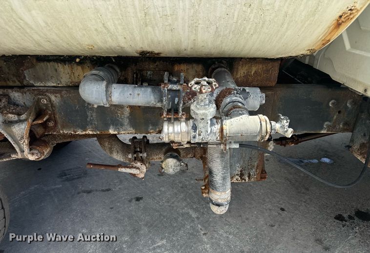 image for item EC3521 2006 International 4200 water truck