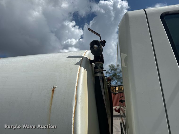 image for item EC3521 2006 International 4200 water truck