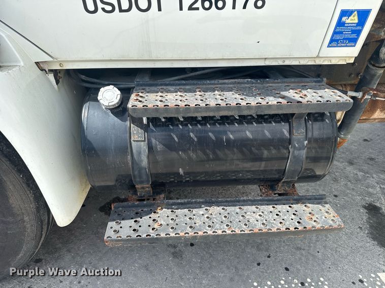 image for item EC3521 2006 International 4200 water truck