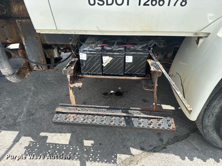 image for item EC3521 2006 International 4200 water truck