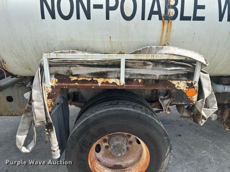 image for item EC3521 2006 International 4200 water truck