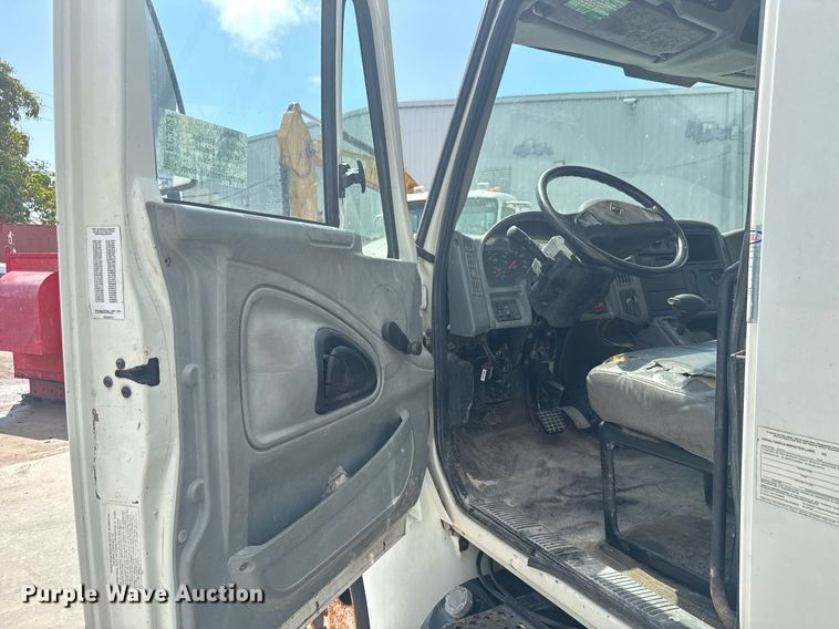 image for item EC3521 2006 International 4200 water truck