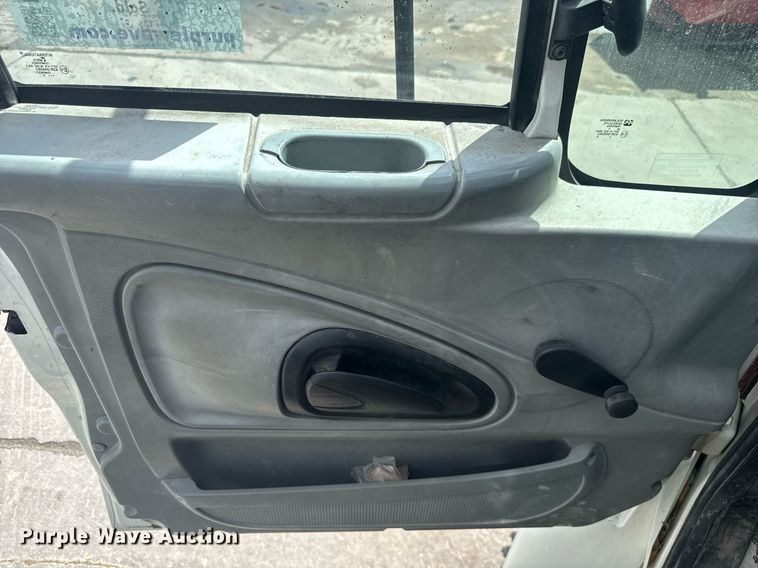 image for item EC3521 2006 International 4200 water truck