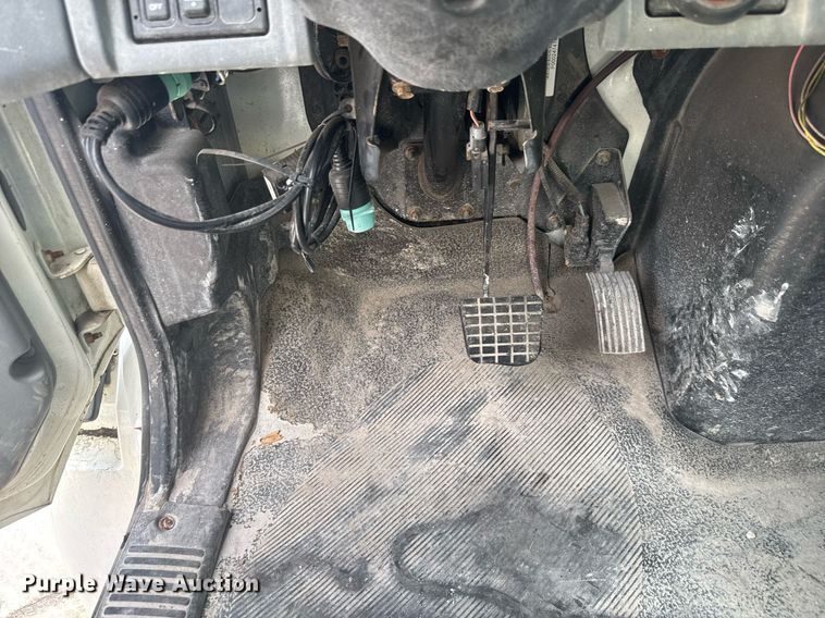 image for item EC3521 2006 International 4200 water truck